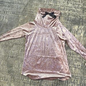 Pink valor crew neck. Great condition